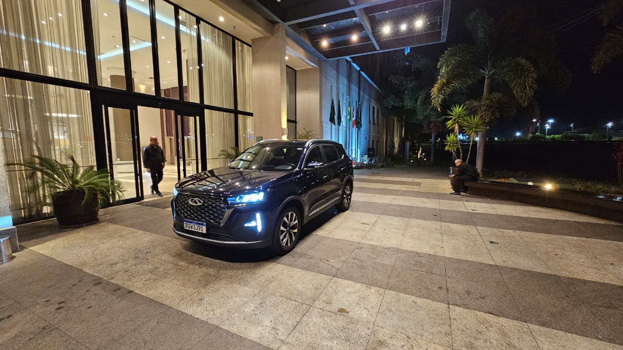 Carro executivo na entrada de hotel em Belo Horizonte — Bruno Inácio Transporte Executivo BH