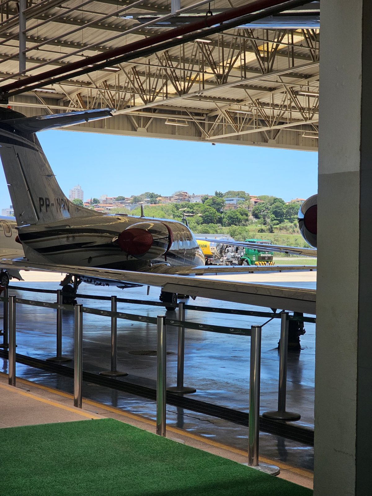 Jato executivo no hangar do Aeroporto da Pampulha, em Belo Horizonte, ponto de embarque e desembarque do transfer executivo
