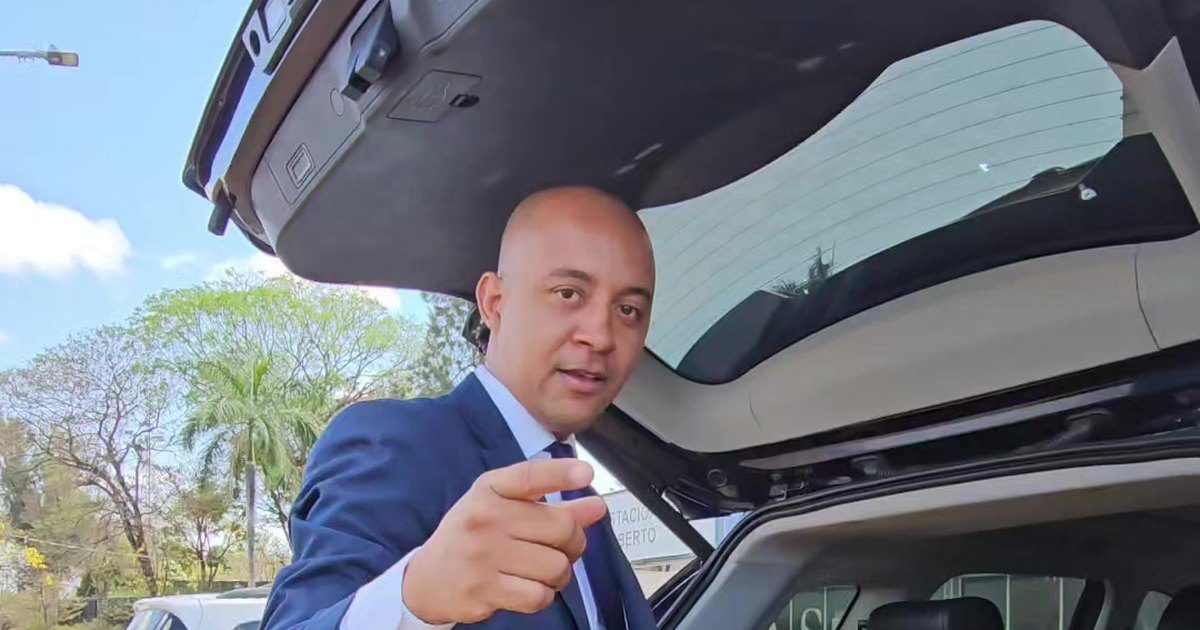 Bruno Inácio, motorista executivo em BH, ao lado do porta-malas aberto do SUV preparado para o cliente