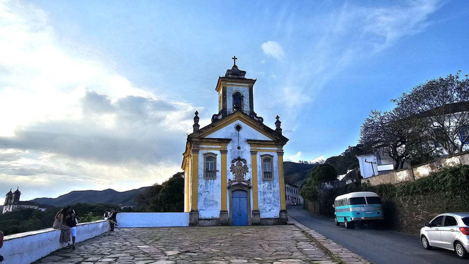 Igreja colonial em mirante de Ouro Preto com vista para a serra