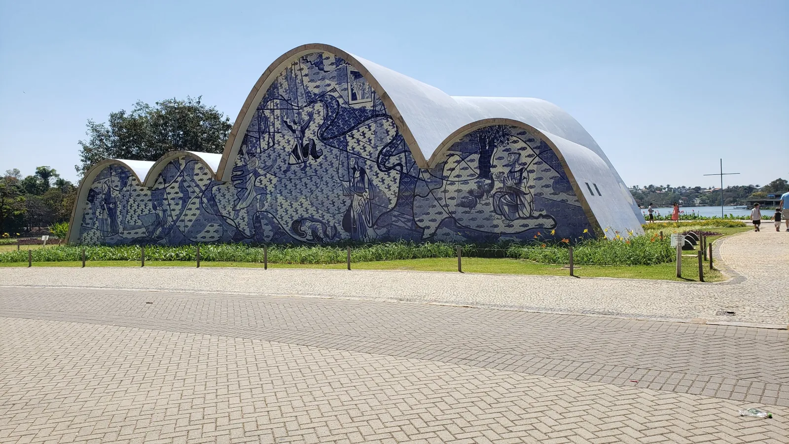 Igreja de São Francisco de Assis, a Igrejinha da Pampulha, com painel de azulejos azuis de Portinari, em Belo Horizonte