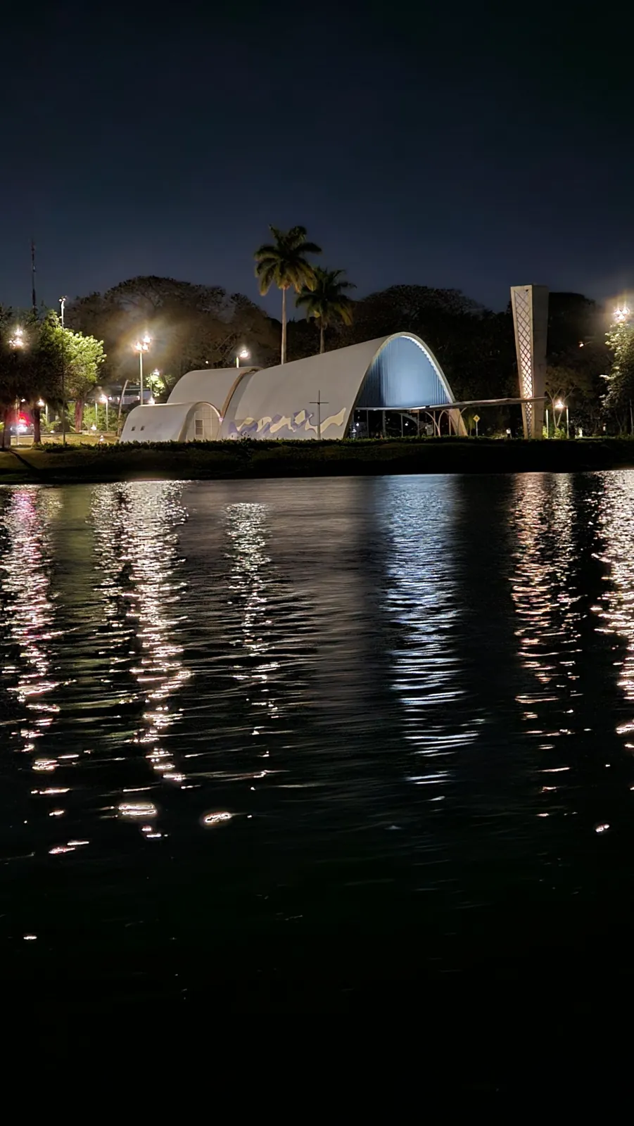 Igrejinha da Pampulha iluminada à noite refletida nas águas da Lagoa da Pampulha, em Belo Horizonte