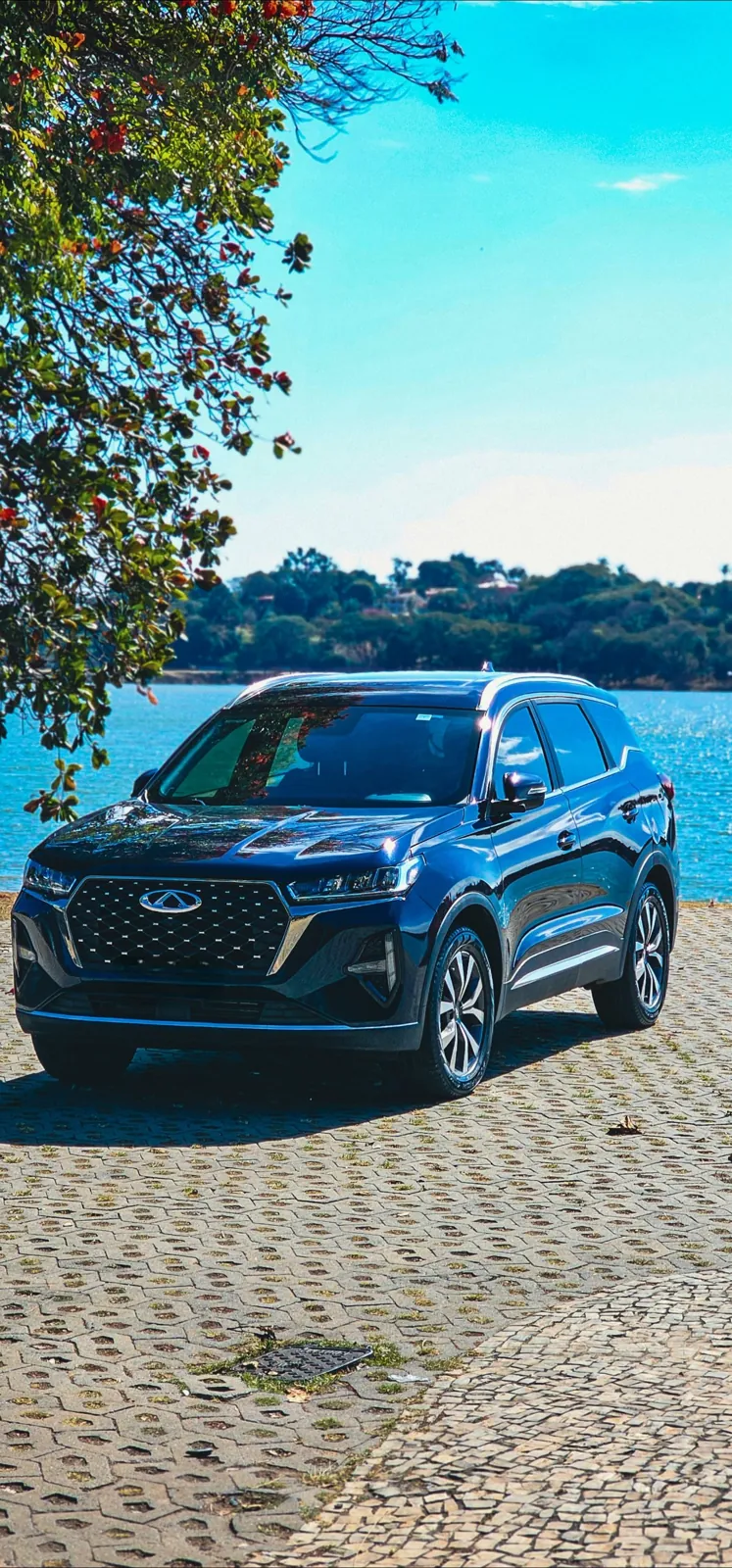 SUV executivo azul-marinho estacionado na orla da Lagoa da Pampulha durante city tour em Belo Horizonte