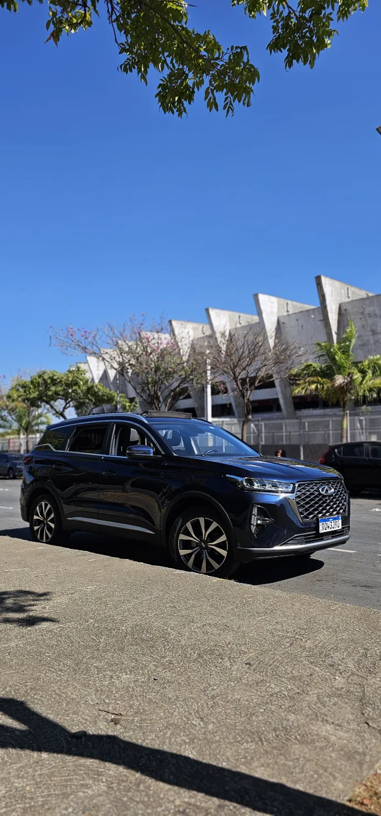 SUV executivo Chery Tiggo 7 Pro azul-marinho da Bruno Inácio - Transporte Executivo em frente ao estádio Mineirão, na Pampulha