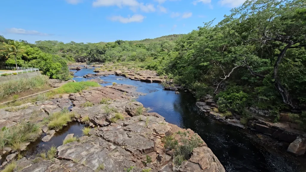 Rio entre pedras na Serra do Cipó, destino de viagem saindo de BH