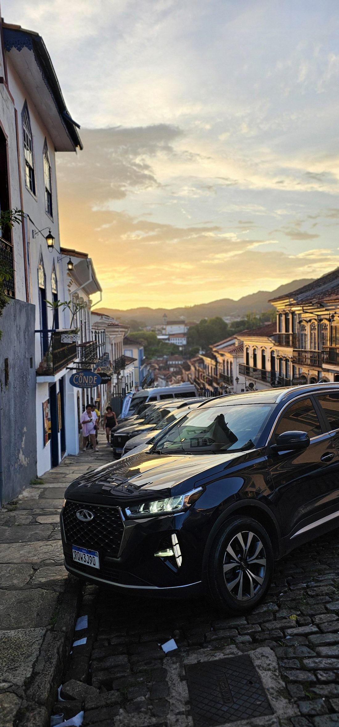 SUV executivo da Bruno Inácio - Transporte Executivo estacionado em rua de pedra no centro histórico de Ouro Preto ao pôr do sol