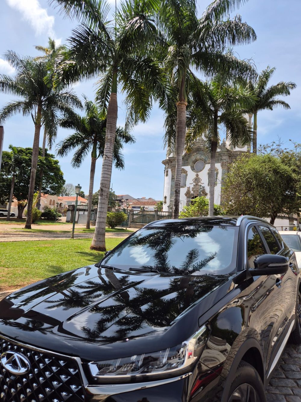 SUV executivo da Bruno Inácio - Transporte Executivo em frente à Igreja de São Francisco de Assis, em São João del-Rei