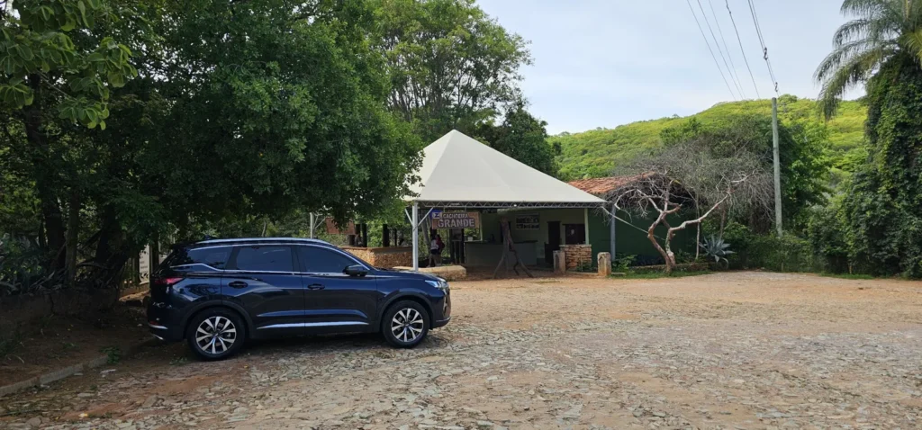 Carro executivo da Bruno Inácio - Transporte Executivo na entrada da Cachoeira Grande, Serra do Cipó MG